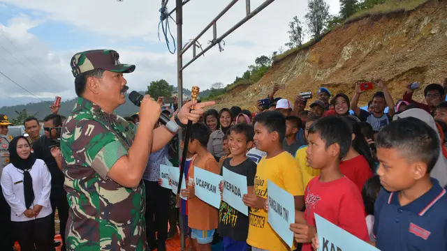 Sejumlah bocah pengungsi banjir Konawe Utara masih menempati tenda-tenda darurat di pengungsian hingga Sabtu (22/6/2019).(Liputan6.com/Ahmad Akbar Fua)