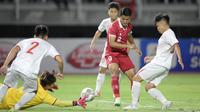 Pemain Timnas Indonesia U-20, Hokky Caraka, berusaha mencetak gol ke gawang Vietnam U-20 pada laga Grup F Kualifikasi Piala Asia U-20 2023 di Stadion Gelora Bung Tomo, Surabaya, Minggu (18/9/2022). (Bola.com/Ikhwan Yanuar)