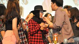 Kiki CJR saat menyuapkan potongan kue ulang tahun ke sang mama, Jakarta, Minggu (4/1/2015). (Liputan6.com/Panji Diksana)