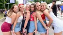 Sejumlah gadis berpose saat menghadiri hari ke 2 Festival Budweiser Made in America 2017 di Benjamin Franklin Parkway di Philadelphia, Pennsylvania (3/9). (Lisa Lake/Getty Images for Anheuser-Busch/AFP)