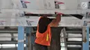 Pekerja merapikan langit-langit Halte Bus Transjakarta Gelora Bung Karno (GBK) di Jalan Jenderal Sudirman, Jakarta, Selasa (24/7). (Liputan6.com/Faizal Fanani)