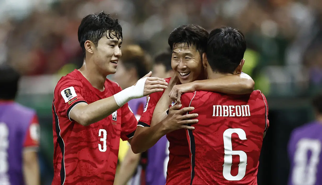 Gelandang Korea Selatan, Hwang In-beom merayakan gol pertamanya di Piala Dunia 2026 bersama rekan satu timnya ketika melawan Republik Ceko di Estadio Guadalajara, Meksiko, Jumat (12/6/2026) pagi WIB. (AFP/Ulises Ruiz)