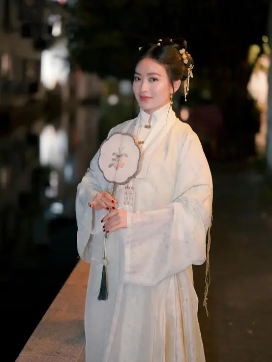 Baju hanfu tersebut memiliki kerah yang cukup tinggi dengan cetak kancing shanghai di bagian depan.  [@natashawilona12]