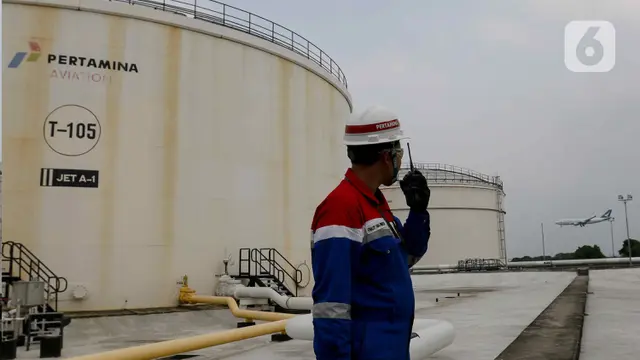 Melihat Pengecekan Kualitas Avtur di Depot Pengisian Pesawat Udara Soekarno-Hatta