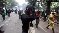 Massa juga melakukan pelemparan sejumlah benda ke arah Mako Korps Brimob Polda Metro Jaya di kawasan Kwitang, Jakarta Pusat. (Liputan6.com/Helmi Fithriansyah)