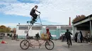 Seorang pria mengendarai sepeda tinggi selama mengikuti acara "Bike Kill 12" di New York City, Amerika Serikat, (31/10/2015). Acara ini merupakan ajang kumpul penyuka modifikasi sepeda yang nantinya akan dipilih yang terbaik. (REUTERS/Keith Stephanie)