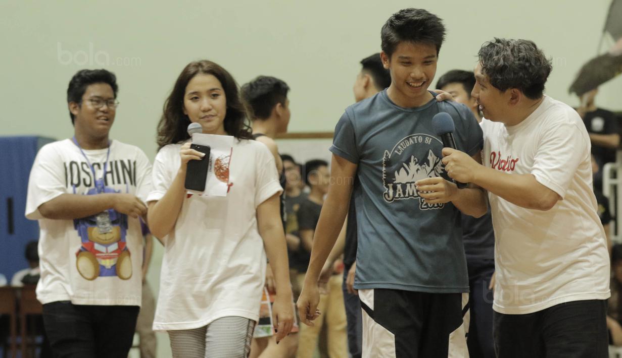 Pemerhati basket nasional, Augie Fantinus, saat acara promosi NBA di Kolese Kanisius, Jakarta, Jumat (2/2/2018). Pengenalan NBA ke sekolah ini untuk meningkatkan animo generasi muda Indonesia untuk semakin mencintai basket. (Bola.com/M Iqbal Ichsan)