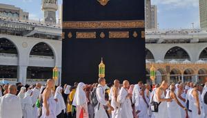 Suasana ibadah tawaf jemaah haji dari berbagai negara, termasuk Indonesia di Masjidil Haram, Makkah. (FOTO: MCH PPIH ARAB SAUDI 2023)