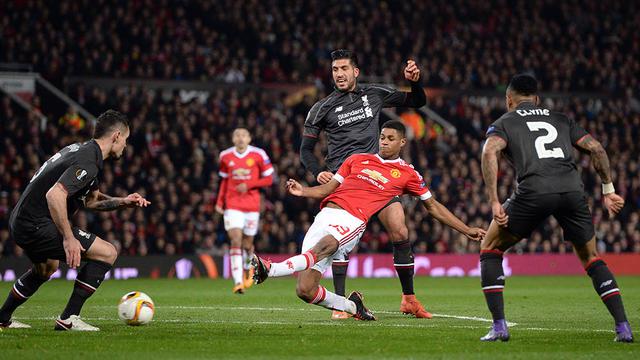 Striker MU, Marcus Rashford, berusaha membobol gawang Liverpool pada laga leg kedua babak 16 besar Liga Europa di Stadion Old Trafford, Inggris, Jumat (17/3/2016) dini hari WIB. (AFP/Oli Scarff)