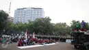 Sejumlah mahasiswa mendengarkan orasi saat menggelar aksi di depan Istana Merdeka, Jakarta, Rabu (11/11/2015). Aksi tersebut berbarengan dengan Momentum Hari Pahlawan. (Liputan6.com/Faizal Fanani)