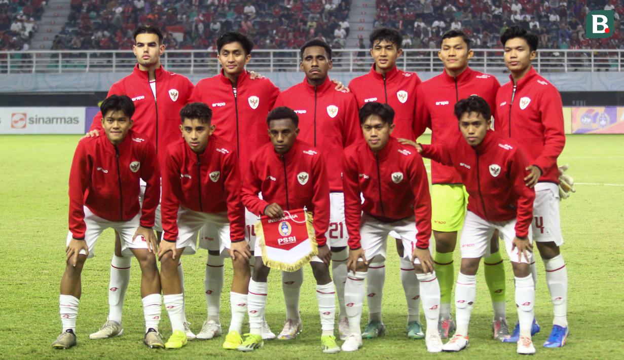 <p>Para pemain starting XI Timnas Indonesia U-19 berfoto bersama jelang menghadapi Timnas Timor Leste U-19 pada laga matchday ketiga Grup A Piala AFF U-19 di Stadion Gelora Bung Tomo, Surabaya. Selasa (23/7/2024). (Bola.com/Aditya Wany)</p>