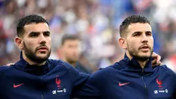 Lucas (kanan) dan Theo Hernandez. Keduanya Sama-sama akan membela Prancis di Piala Dunia 2022 dengan posisi yang berbeda. Sang kakak Lucas Hernandez yang berusia 26 tahun dan kini tengah bermain bersama Bayern Munchen menjadi andalan di posisi bek tengah serta menjadi bagian Timnas Prancis saat juara pada edisi 2018, sementara sang adik Theo Hernandez yang berusia 25 tahun dan kini tengah membela AC Milan menjadi andalan di posisi bek kiri dan akan menjalani Piala Dunia pertamanya di Qatar nanti. (AFP/Franck Fife)