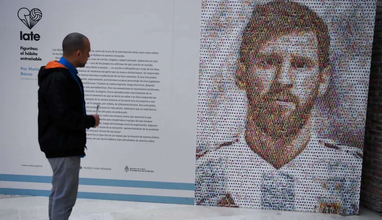 Pengunjung mengamati mural Lionel Messi di Casa Rosada Museum, Buenos Aires, Argentina, Rabu (20/6). Mural terbuat dari dua ribu stiker figur pemain Argentina dalam Piala Dunia sepanjang masa. (Eitan ABRAMOVICH/AFP)