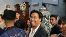 Dikenal sebagai duta persahabatan dan duta kondangan, tak heran jika Vidi Aldiano hadir di pernikahan Jessica Mila. Saat itu, dia datang di pemberkatan Mila bersama sang istri, Sheila Dara [Fimela.com/Daniel Kampua]