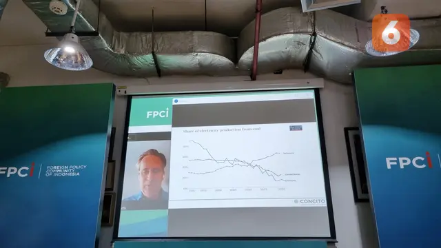 Torsten Hasforth Senior Economist Analysis lembaga think tank independen Denmark CONCITO dalam acara workshop bertajuk Transition Energy kerja sama dengan FPCI dan Kedutaan Denmar di Indonesia. (Liputan6.com/Tanti Yulianingsih)
