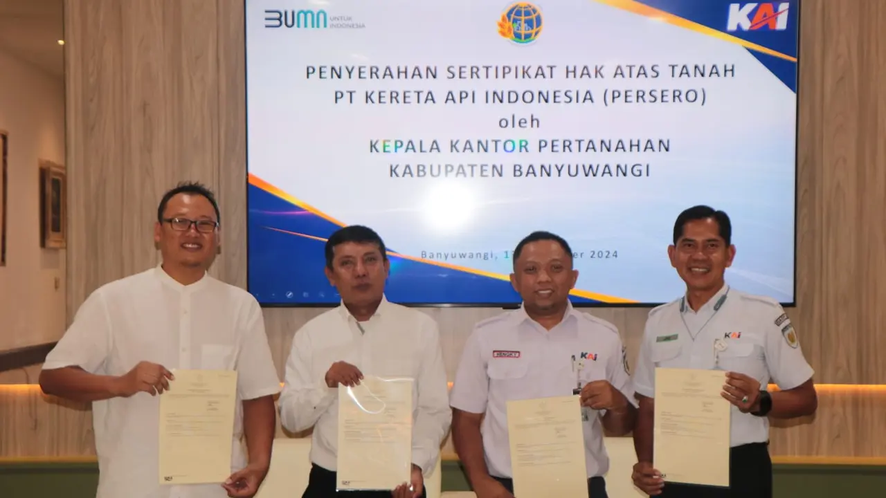 PT KAI Daop 9 Jember terima sertifikat aset VIP Stasiun Ketapang dari Kantor Badan Pertanahan Banyuwangi (Istimewa)