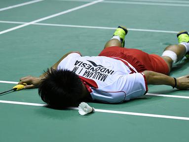 Pebulutangkis Indonesia, Ihsan Maulana Mustofa, terjatuh  saat melawan pebulutangkis Denmark, Hans-Kristian Vittinghus, pada final Piala Thomas di Kunshan, China, Minggu (22/5/2016). Indonesia kalah 2-3 oleh Denmark. (AFP/Johannes Eisele)