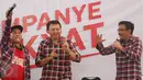 Cagub Basuki T Purnama dan Cawagub DKI Jakarta Djarot Saiful Hidayat berjoget bersama di atas panggung diiringi musik penyanyi rap Iwa K di Rumah Lembang, Jakarta, Senin (28/11). (Liputan6.com/Immanuel Antonius)