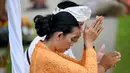 Hari Raya Galungan diperingati dengan melakukan persembahan pada Sang Hyang Widhi dan Dewa Bhatara sebagai bentuk ungkapan syukur. (SONNY TUMBELAKA/AFP)