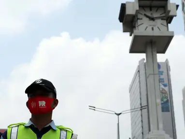 Petugas Transjakarta berdiri di perempatan Bank Indonesia jalan MH Thamrin, Jakarta, Senin (17/8/2020). Dalam rangka HUT ke-75 tahun Kemerdekaan Indonesia, masyarakat menghentikan aktivitas selama tiga menit sebagai bentuk penghormatan detik-detik proklamasi. (Liputan6.com/Helmi Fithriansyah)