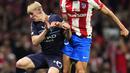 Pemain Manchester City Phil Foden (kiri) berebut bola dengan pemain Atletico Madrid Stefan Savic pada pertandingan sepak bola leg kedua perempat final Liga Champions di Stadion Wanda Metropolitano, Madrid, Spanyol, 13 April 2022. Pertandingan berakhir imbang 0-0. (AP Photo/Manu Fernandez)
