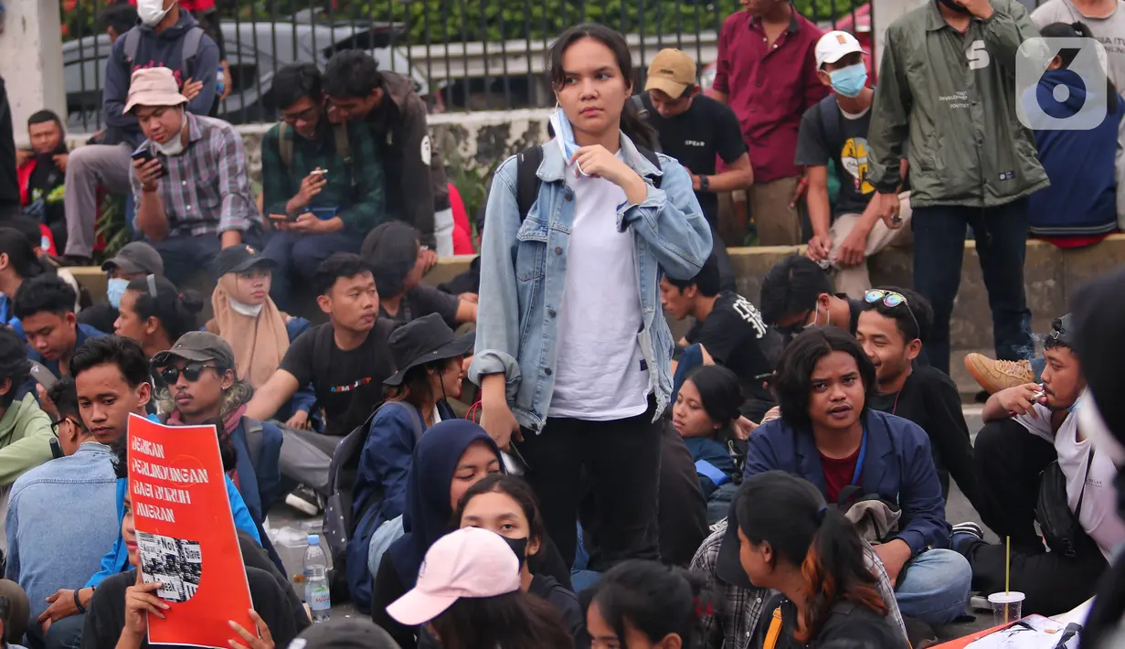 <p>Seorang mahasiswi saat mengikuti aksi di depan Gedung DRI, Jakarta, Kamis (21/4/2022). Parayan Hari Kartini yang jatuh pada 21 april banyak sejumlah perempuan ikut aksi penolakan penundaan pemilu 2024. (Liputan6.com/Angga Yuniar)</p>