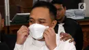 Terdakwa kasus pembunuhan Nofriansyah Yosua Hutabarat atau Brigadir J, Ricky Rizal usai menjalani sidang vonis di Pengadilan Negeri Jakarta Selatan, Selasa (14/2/2023). Majelis hakim menjatuhkan vonis 13 tahun penjara kepada Ricky Rizal. (Liputan6.com/Herman Zakharia)