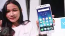 Model menunjukkan produk terbaru smart phone Vivo V5s saat peluncuran di Jakarta, Rabu (10/5). Vivo V5s diluncurkan dengan mengandalkan kamera depan 20mp. (Liputan6.com/Angga Yuniar)