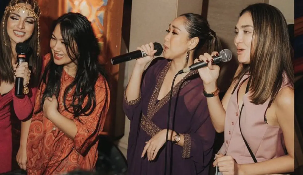 Luna Maya juga mengadiri acara tersebut, namun tidak sesuai dengan tema. Ia mengenakan vest pink sebagai atasan dipadukan celana denimnya. Credit: Instagram (@ramadhaniabakrie)