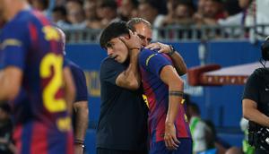 Marc Bernal&nbsp;mendapat pelukan hangat dari Hansi Flick&nbsp;di laga La Liga 2025/2026 antara Barcelona vs Valencia, Senin (15/9/2025). (AP Photo/Joan Monfort)