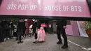 Penggemar membawa kantong plastik usai berbelanja dari toko pop-up BTS di Distrik Gangnam, Seoul, Korea Selatan, Jumat (18/10/2019). House of BTS akan dibuka hingga 5 Januari 2020 mendatang. (Jung Yeon-je/AFP)