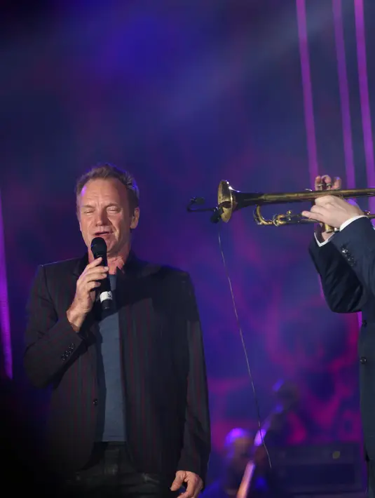 Sting sempat menyanyikan tembang hitznya ''If I Ever Lose My Faith' dan suara petikan gitar yang dimainkan oleh Sting dan diiringi tiupan terompet yang dimainkan Chriss Botti.(Andy Masela/Bintang.com)