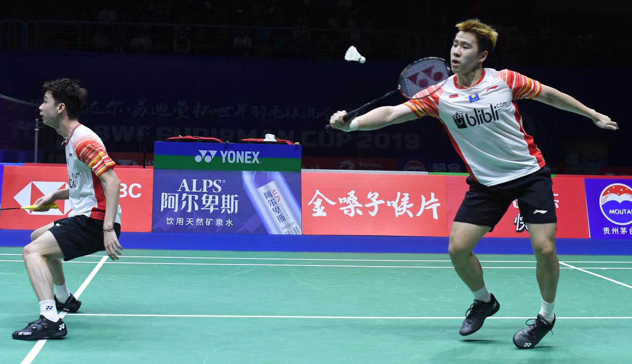 Ganda putra Indonesia, Marcus Gideon (kanan) dan Kevin Sanjaya mengembalikan kok ke arah pebulu tangkis Chinese Taipei, Lee Yang dan Wang Chi-Lin pada babak perempat final Piala Sudirman 2019 di Nanning, China, Jumat (24/5/2019). Kevin/Marcus menang dua gim langsung 21-17, 21-17. (WANG ZHAO/AFP)