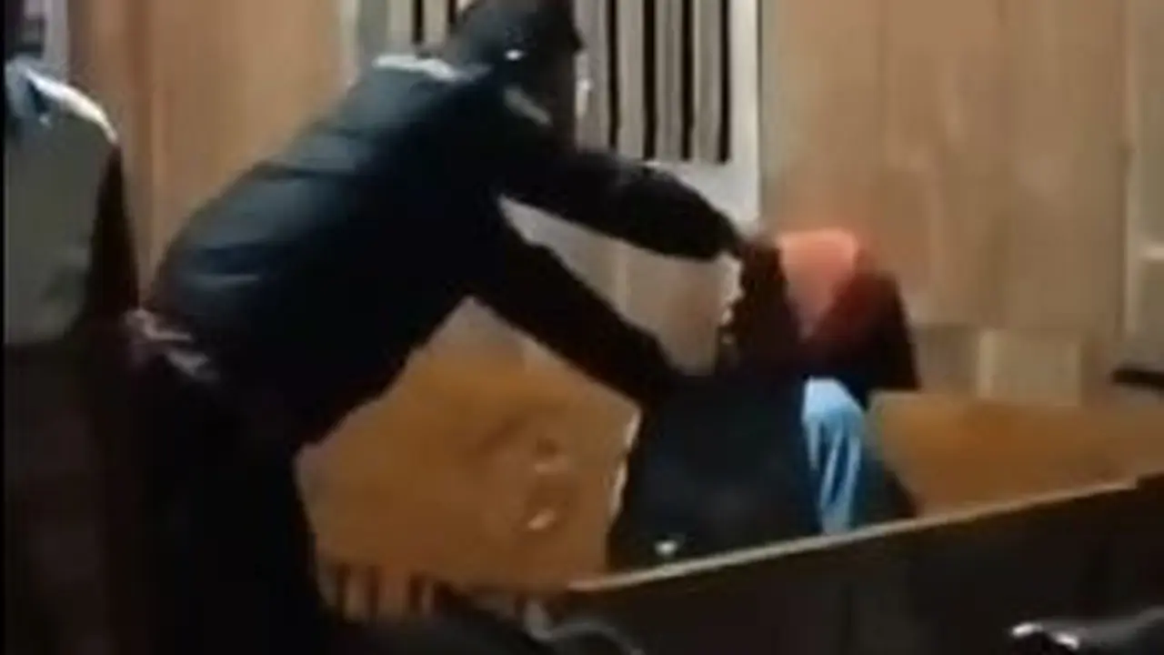 Tangkapan layar video polisi diduga salah tangkap pencari bekicot dituduh mencuri diesel, di Grobogan. (Foto: Istimewa)