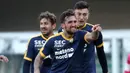 Pemain Verona, Antonio Caracciolo merayakan golnya ke gawang SC Milan pada lanjutan Serie A Italia di Bentegodi stadium, Verona, (17/12/2017). MIlan kalah 0-3.  (Simone Venezia/ANSA via AP)