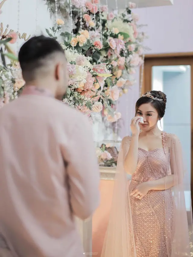 Acara lamaran selebgram Tasya Revina dengan kekasihnya Arjuna Dewanto Suryo Putro (https://www.instagram.com/p/CU4YNfQpSN4/)