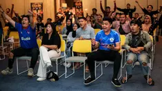 Para pendukung Chelsea yang tergabung dalam Chelsea Indonesia Supporters Club (CISC) merayakan gol kedua timnya ke gawang West Ham yang dicetak oleh Conor Gallagher saat Roaring Night Liga Inggris 2023/2024 di Hotel Ibis Tanah Abang, Jakarta, Minggu (05/05/2024). (Bola.com/Bagaskara lazuardi)