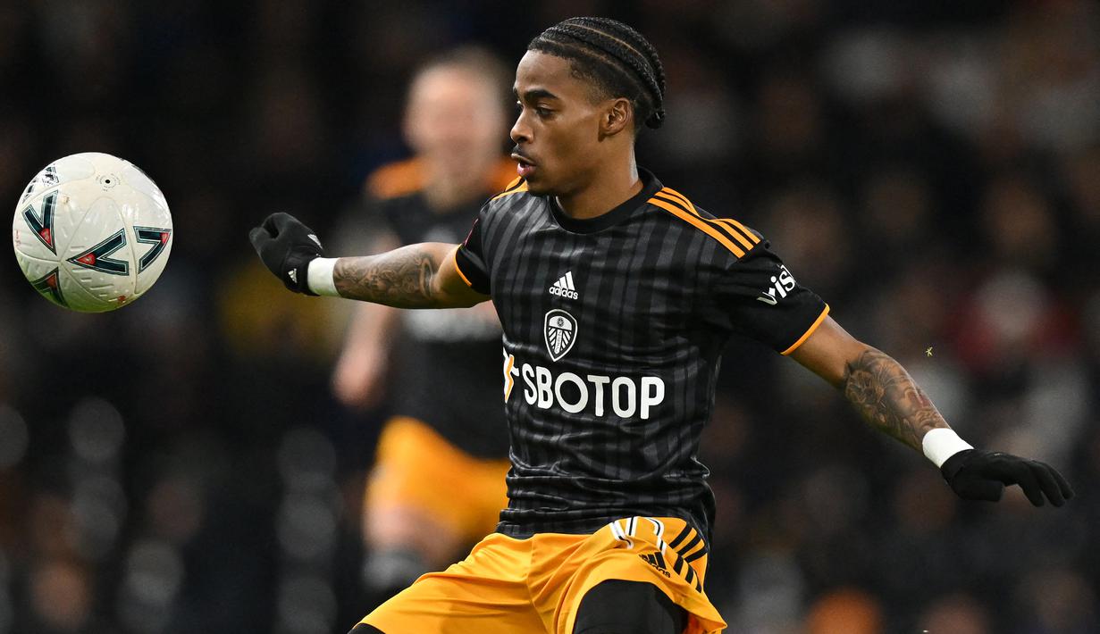 Striker Leeds United, Crysencio Summerville menguasai bola saat menghadapi Fulham pada laga putrana kelima Piala FA 2022/2023 di Craven Cottage, London (28/2/2023). Dipromosikan ke tim senior Leeds United pada awal musim 2021/2022, pemain binaan Akademi Feyenoord ini telah mencetak 4 gol dan 2 assist bagi Leeds dari total 20 laga di Liga Inggris musim 2022/2023. (AFP/Glyn Kirk)