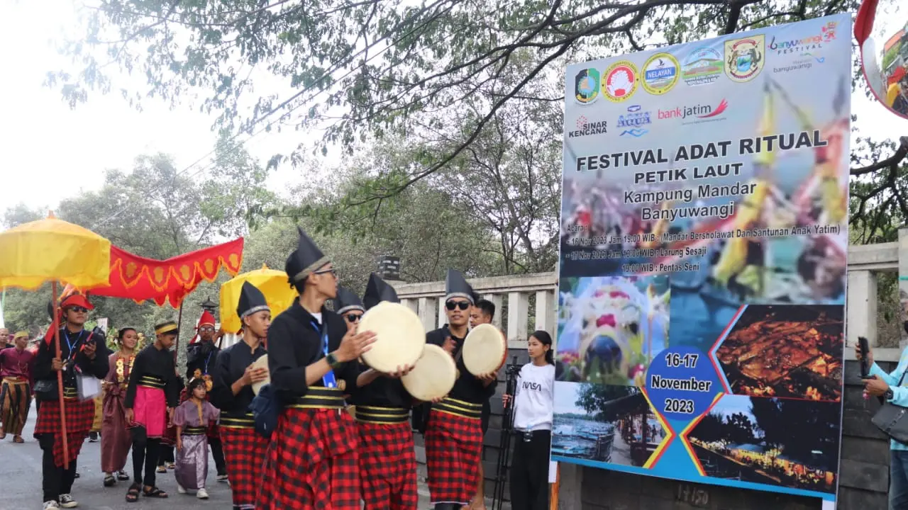 Kesenian  kahas  masyarakat Keluarahan Mandar meramaikan festival Kebangsaan (Istimewa)