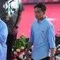 Calon presiden dengan nomor urut 2, Prabowo Subianto (kiri) menyapa Ketua Komisi Pemilihan Umum Hasyim Asyari saat berjalan bersama pasangannya Gibran Rakabuming Raka, (kanan) setibanya untuk menghadiri "Deklarasi Kampanye Pemilu Damai" di Gedung Komisi Pemilihan Umum (KPU), Jakarta, Senin, 27 November 2023. (AP Photo/Tatan Syuflana)