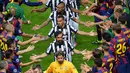 Para pemain Juventus players (tengah) berjabat tangan dengan pemain Barcelona usai final Liga Champions.  (EPA/Thomas Eisenhuth)