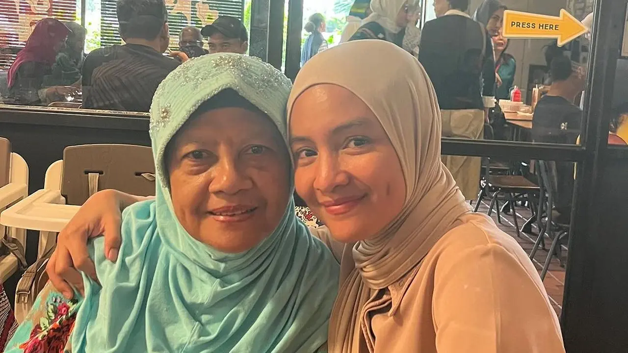 Potret perayaan ulang tahun ke-66 ibu Intan Nuraini (Sumber: Instagram/@intan_nuraini23)