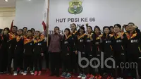 Ketua Umum PBSI, Wiranto, foto bersama anggota tim bulutangkis Indonesia untuk Piala Sudirman 2017 di Kantor PBSI Cipayung, Jakarta, Sabtu (6/5/2017). (Bola.com/Vitalis Yogi Trisna