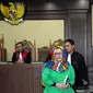 Mantan Anggota komisi VII DPR RI dari F-Partai Hanura, Dewie Yasin Limpo menangis usai menjalani sidang di Pengadilan Tipikor, Jakarta, Senin (13/6). Dewie divonis 6 tahun penjara dan denda Rp200 juta subsider 3 bulan kurungan. (Liputan6.com/Helmi Afandi)