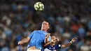 Bek Manchester City, Aymeric Laporte, duel udara dengan striker Yokohama Marinos, Teruhito Nakagawa, pada laga pramusim di Stadion Yokohama, Jepang, Sabtu (27/7). Yokohama kalah 1-3 dari City. (AFP/Charly Triballeau)