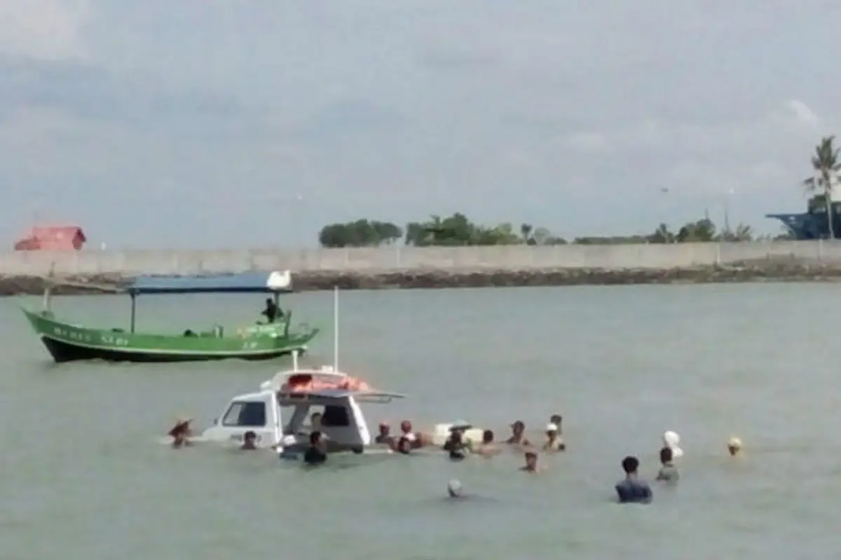 Perahu undangan VIP PON Jabar 2016 tenggelam saat menyaksikan cabang olahraga layar