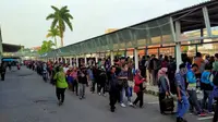 Antrean panjang calon penumpang KRL di Stasiun Bogor. Kondisi ini terjadi lantaran kantor-kantor di Jakarta mulai beroperasi lagi seiring pemberlakuan PSBB masa transisi. (Liputan6.com/Ady Anugrahadi)