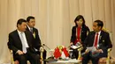 Presiden Indonesia, Joko Widodo (kanan) berbincang dengan presiden Tiongkok, Xi Jinping saat melakukan pertemuan bilateral di area penyelenggaraan KTT Asia Afrika 2015, di Jakarta Convention Center, Rabu (22/4/2015). (Liputan6.com/Herman Zakharia)