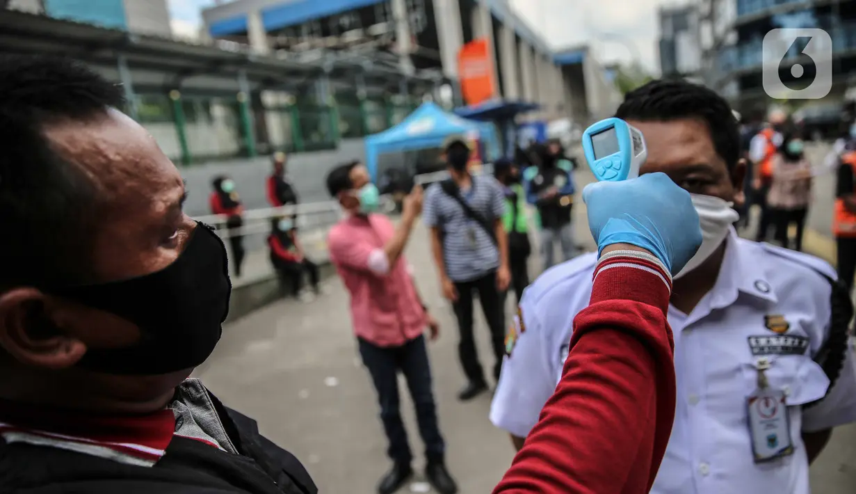 Petugas mengecek suhu tubuh warga saat tes diagnostik cepat Covid-19 di Terowongan Kendal, Jakarta, Rabu (6/5/2020). Pemeriksaan yang diselenggarakan BIN tersebut untuk mencegah penyebaran Covid-19 dari orang yang berpotensi terpapar saat beraktivitas di ruang publik. (Liputan6.com/Faizal Fanani)