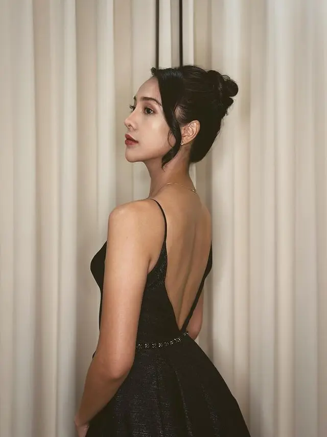 Anya Geraldine kenakan dress hitam (Instagram/anyageraldine)